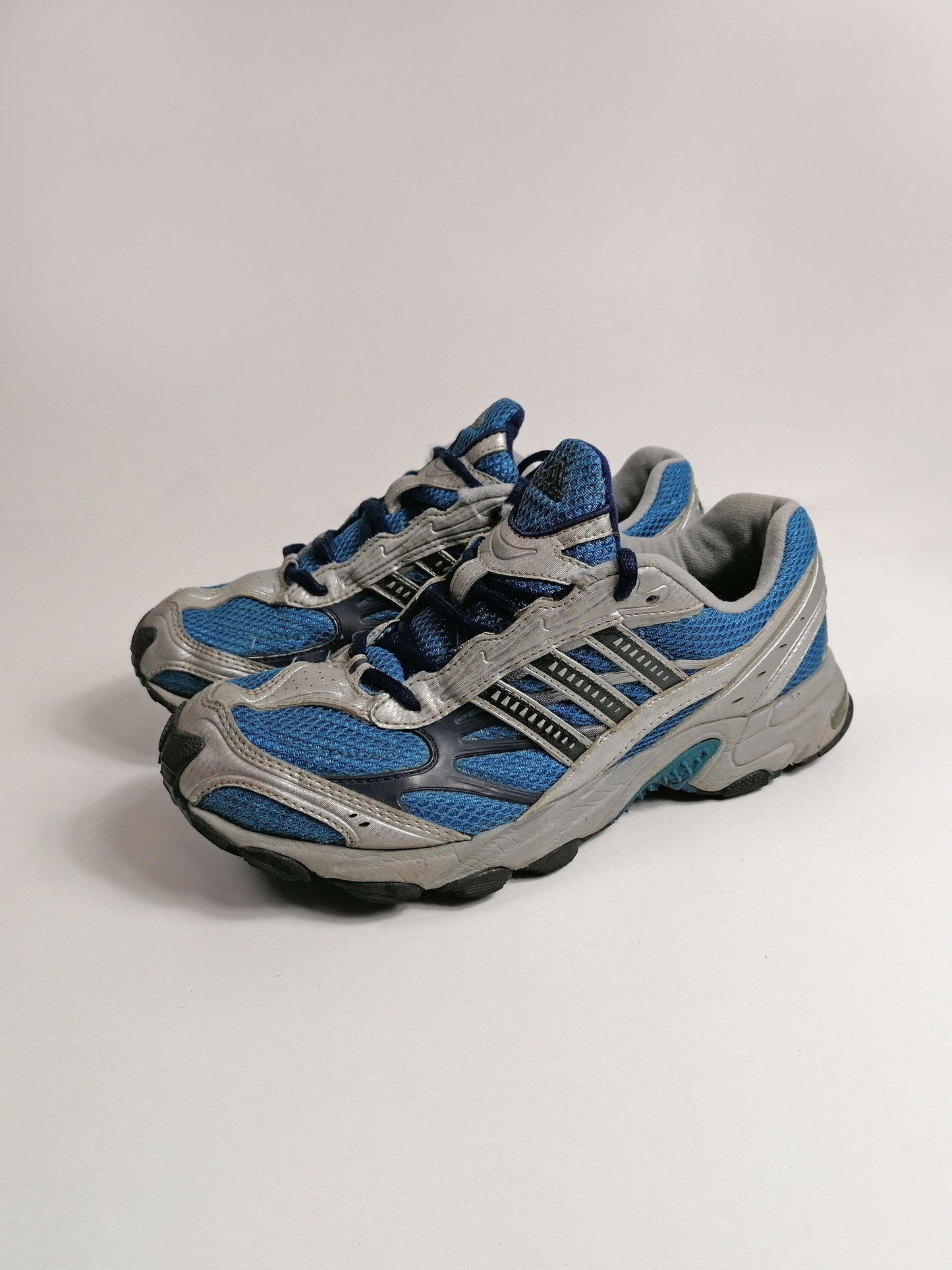 Cumulatief Deens bericht Y2K 2005 ADIDAS Silver Blue Running Shoes - size UK 7 / EU 40 2/3 / Us –  SarraMurra