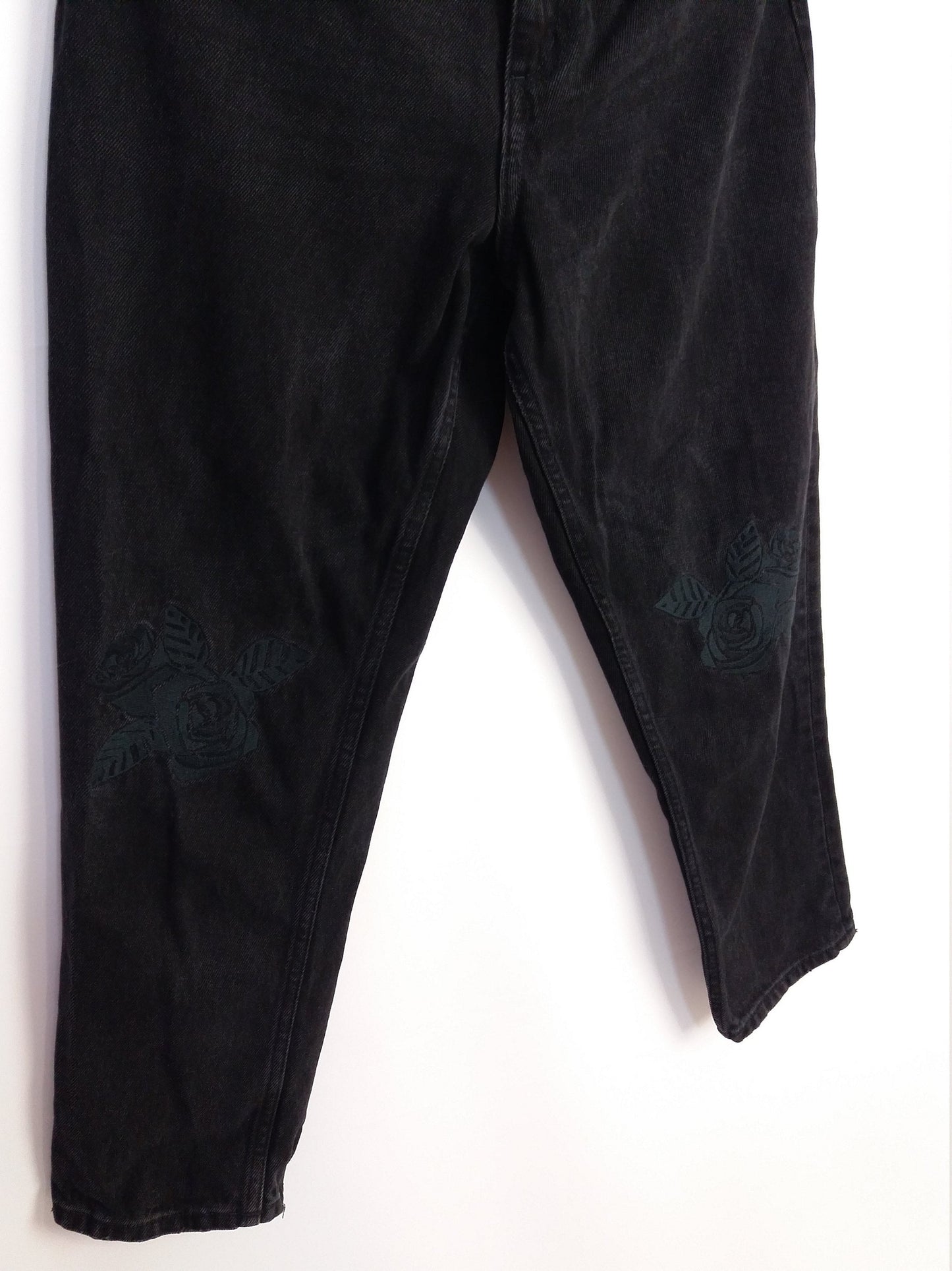 MONKI High Waist Black Mom Jeans Flower Embroidery Patch ~ size 25 - XS-S